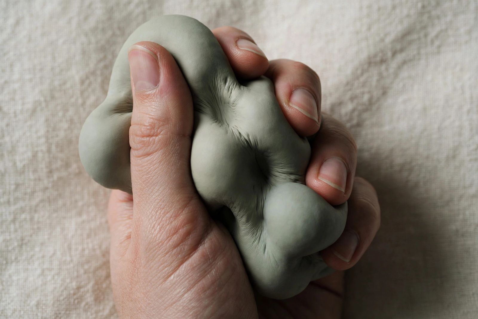 Main tenant un squishy de forme abstraite